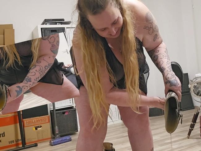 PERVERSE PRIVATE SHOW!!! PISSING IN RUBBER BOOTS